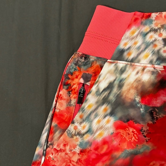 Athleta Brooklyn Floral Shorts Coral & Gray Sz 4 - Picture 6 of 8